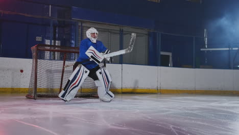 Ein-Eishockeyspieler-Führt-Einen-Angriff-Auf-Das-Gegnerische-Tor-Aus-Und-Schießt-In-Der-Verlängerung-Ein-Tor.-Der-Spieler-Bringt-Seinem-Team-Den-Sieg-Im-Elfmeterschießen